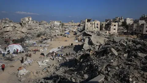 Military Tanks Advance into Major Gaza City Residential District